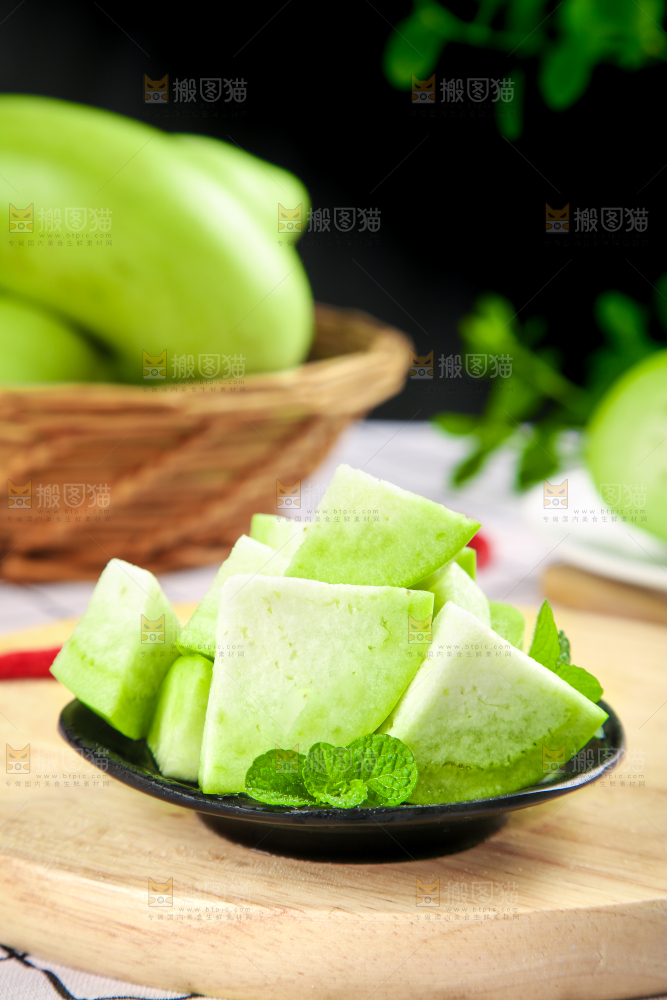 碟子里放着茄子