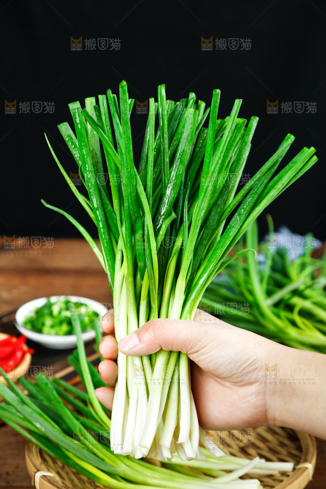 手里拿着小香葱