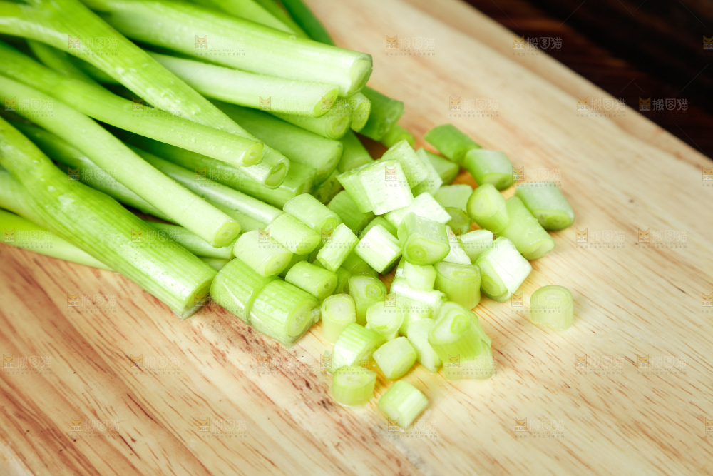 木板上放着小香葱