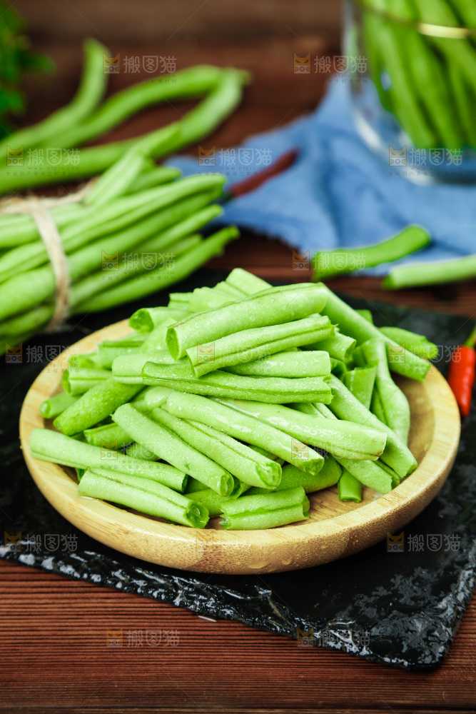 盘子里放着四季豆