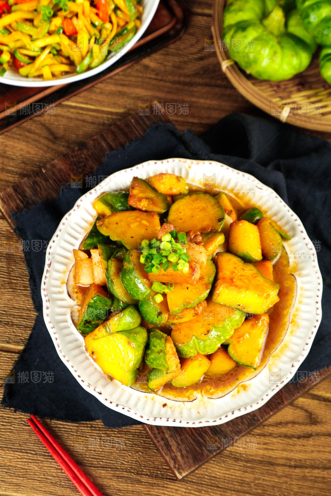 盘子里装着姜柄瓜烧肉