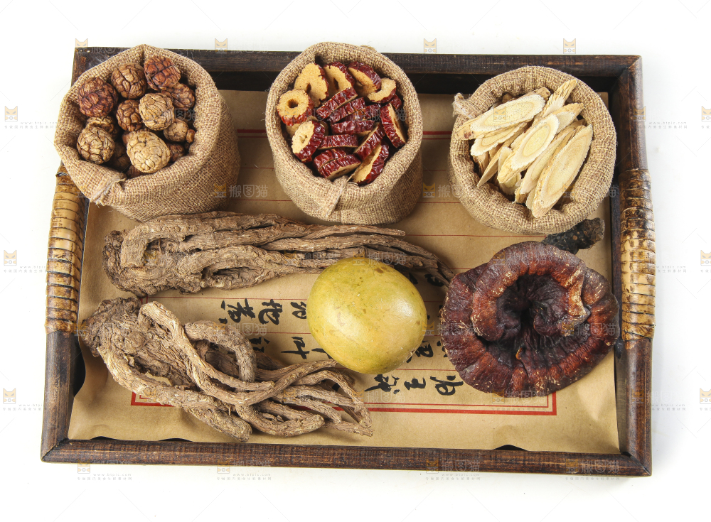 木盘子里装着中药材组合