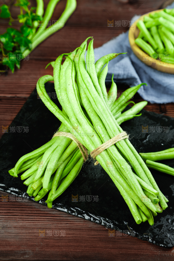 黑底上摆放着四季豆