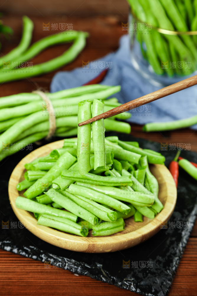 盘子里放着四季豆