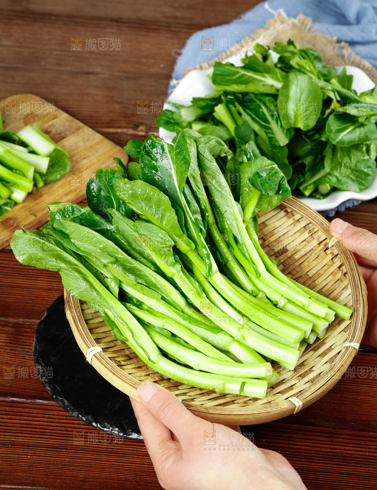 篮子里放着广东菜心