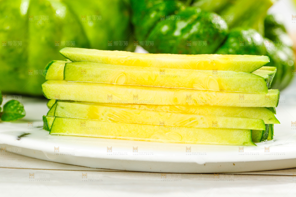 碟子里放着切丝的小麦瓜