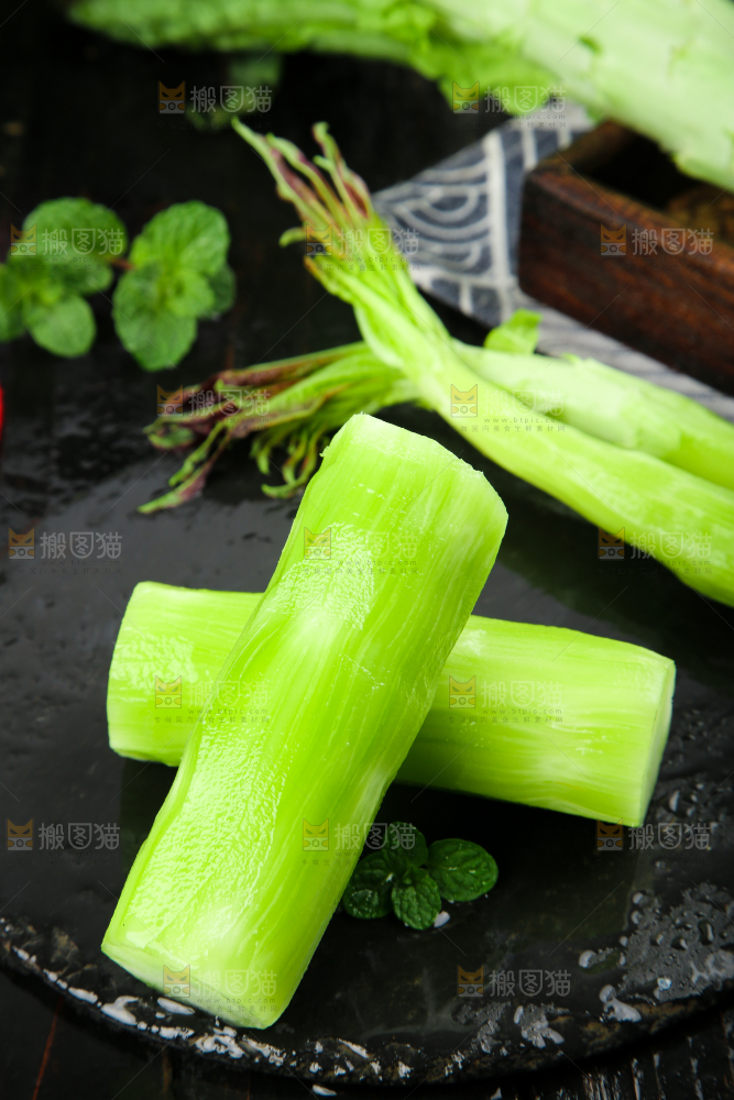 黑底上摆放着莴笋