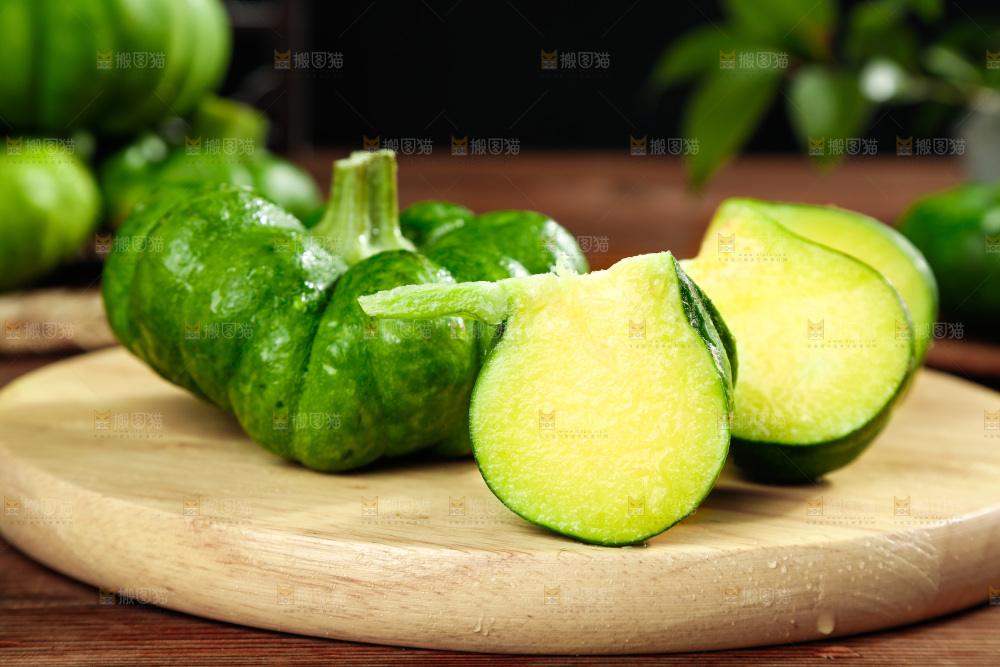 木底上摆放着小麦瓜