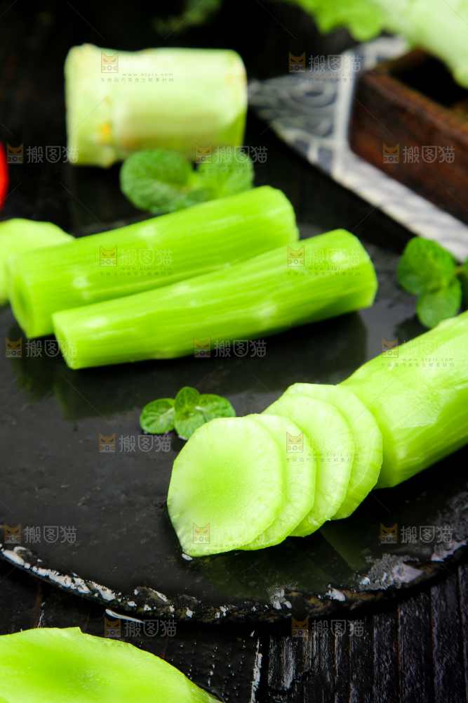 黑底上摆放着莴笋