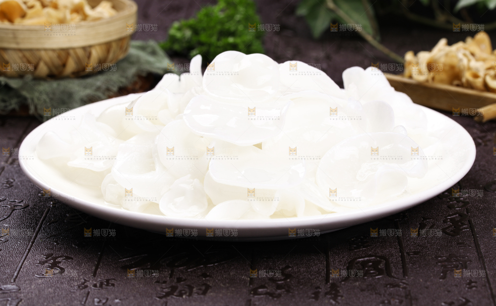 盘子里装着白木耳