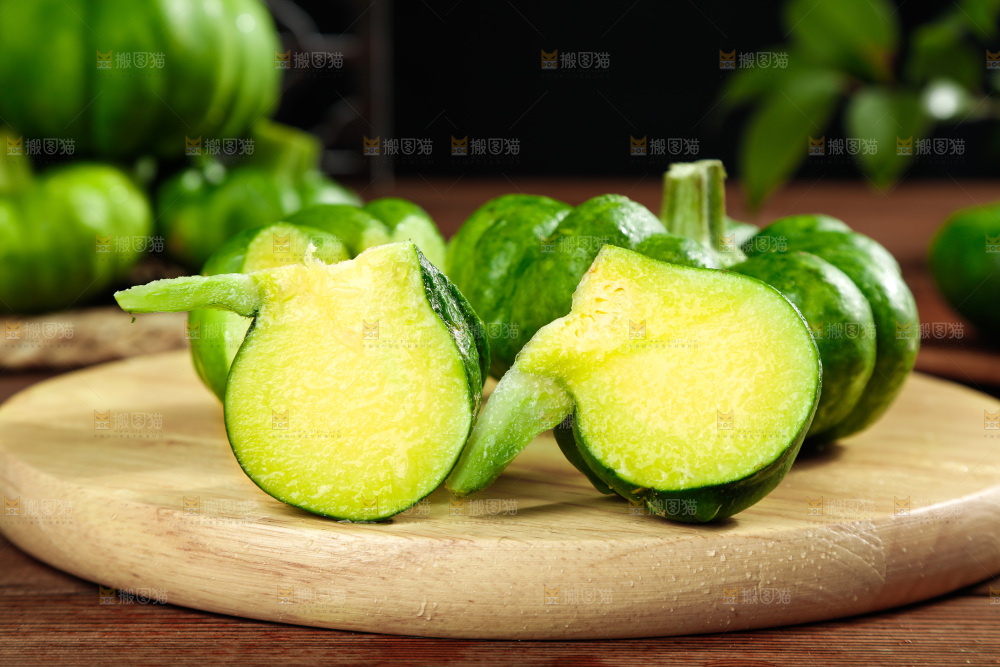 木底上摆放着小麦瓜
