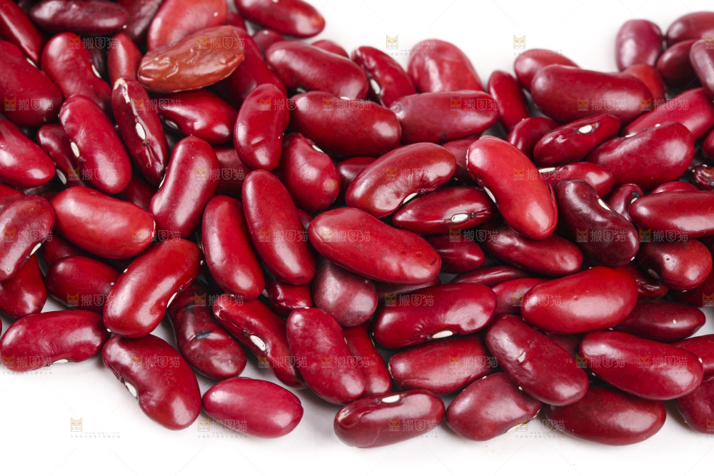 白底上放着红豆