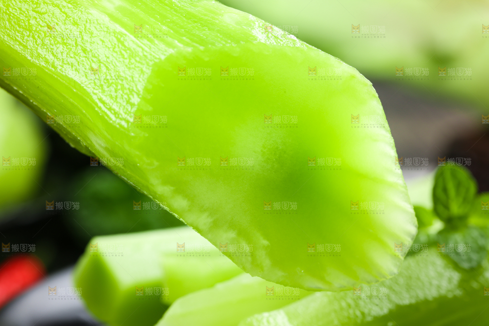 深底上摆放着莴笋