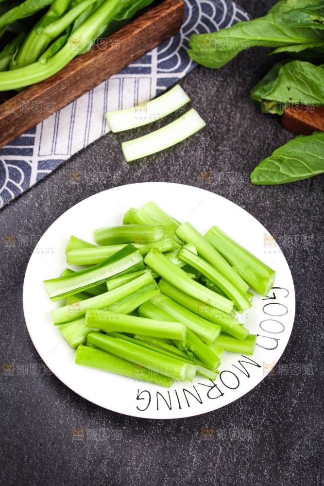 盘子里装着菜苔