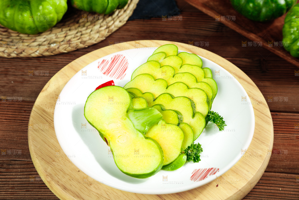 盘子里装着小麦瓜