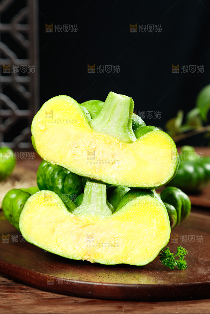 木底上摆放着小麦瓜