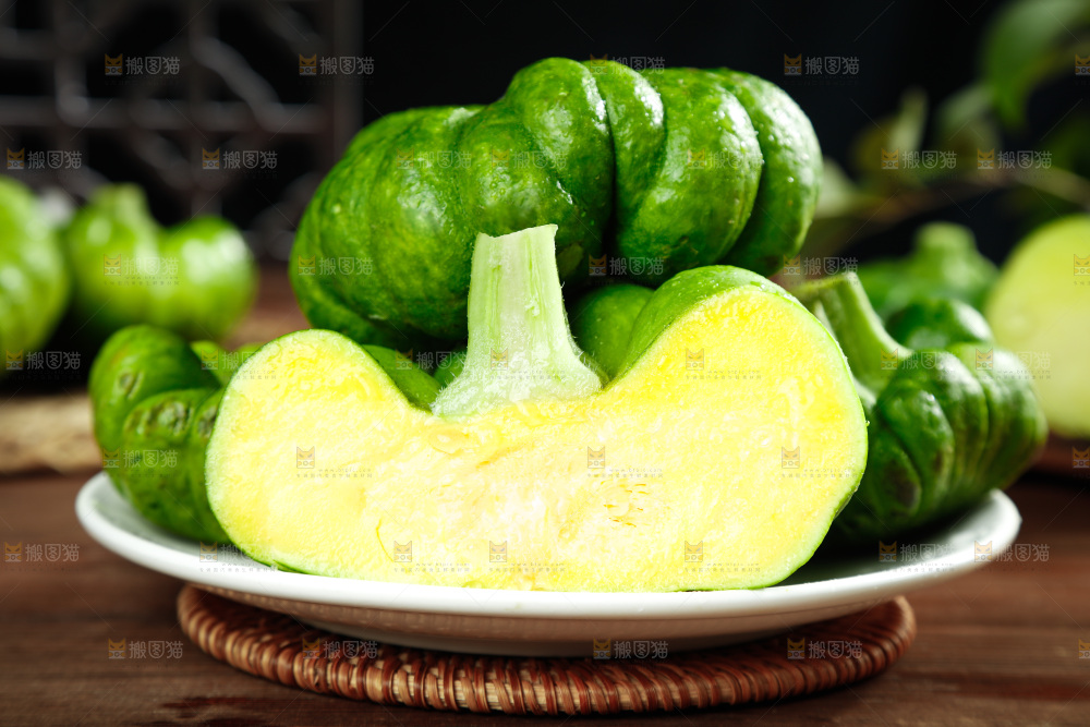 盘子里装着小麦瓜