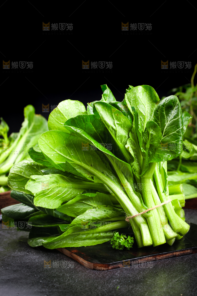 深底上摆放着菜苔