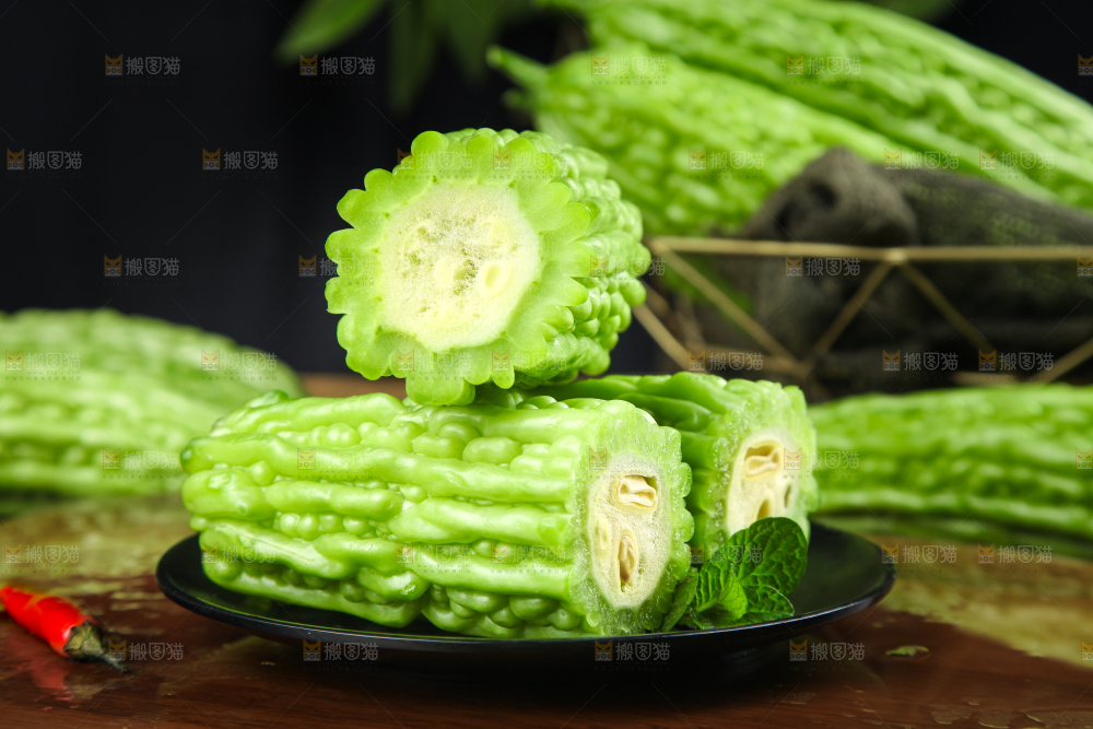 碟子里放着苦瓜