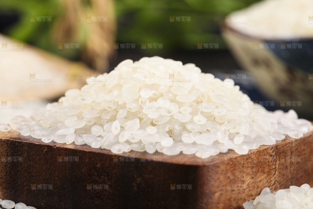 深底上堆放着大米