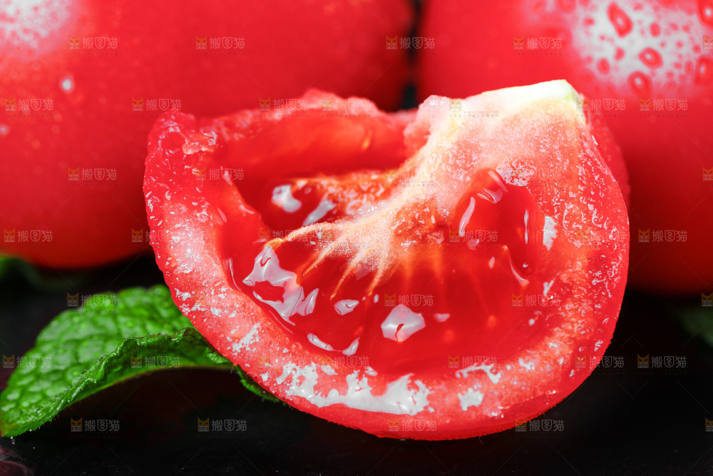 黑底上放着沙瓤西红柿