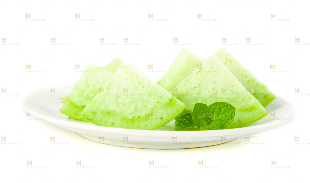 碟子里放着茄子