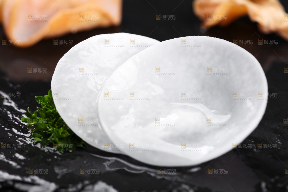 黑底上放着白木耳