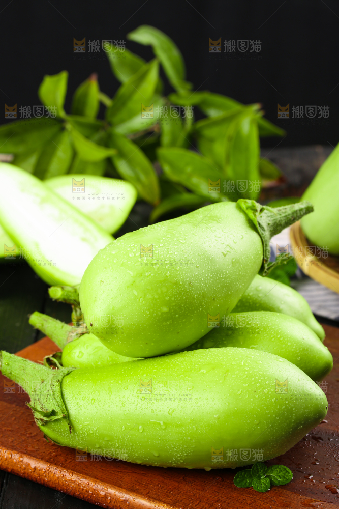 木底上放着绿茄子