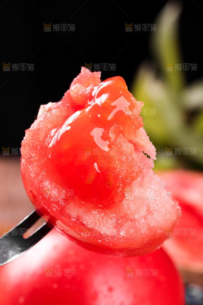 叉子叉着沙瓤西红柿