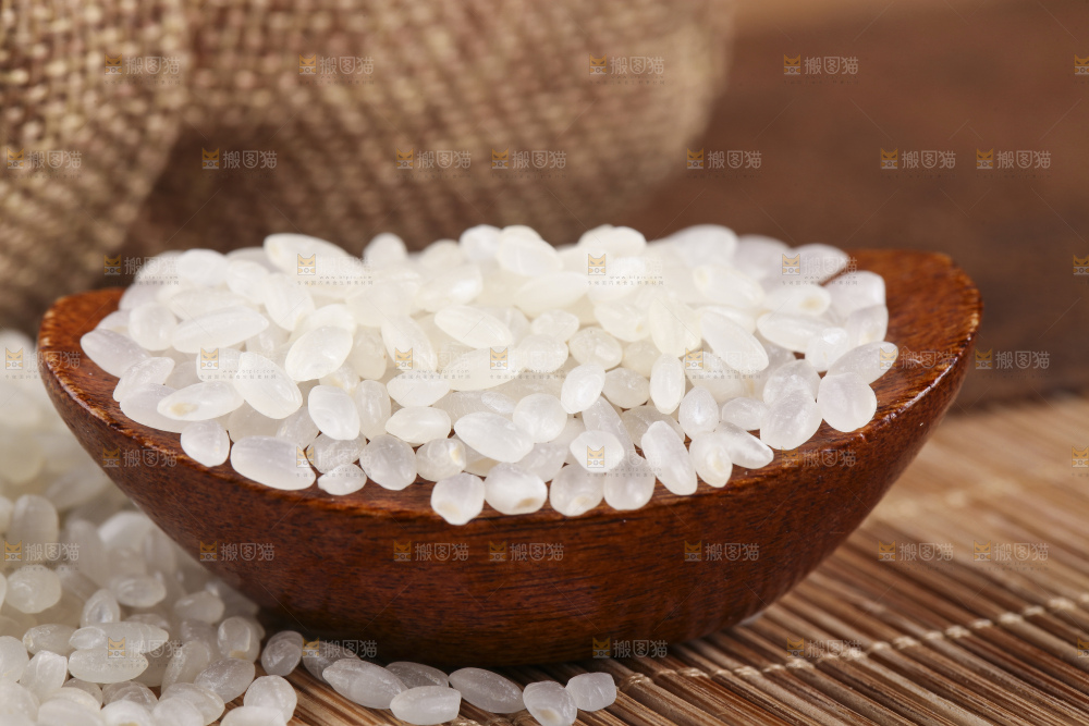 木制品上堆放着大米
