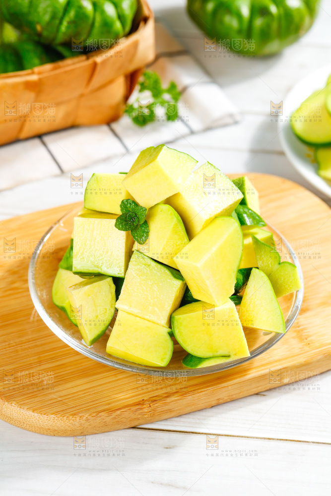 盘子里装着姜柄瓜