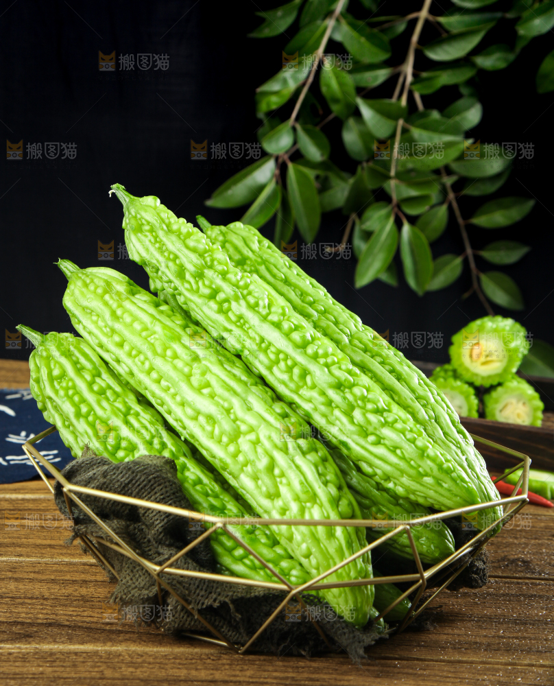 篮子里装着苦瓜