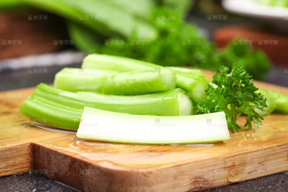 木板上放着菜苔