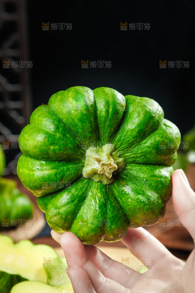 手里拿着姜柄瓜