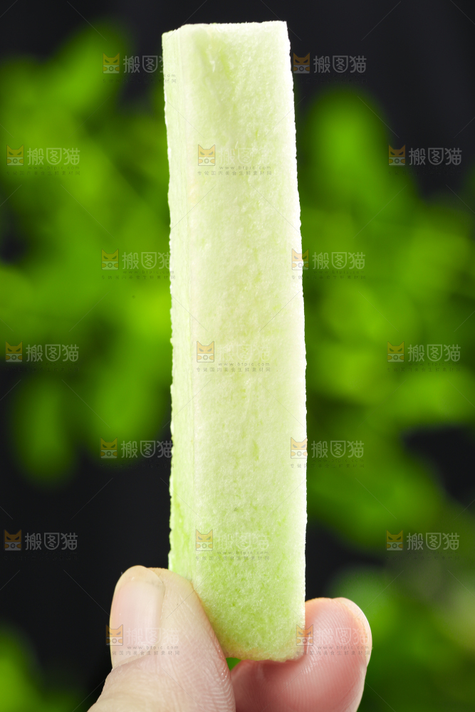 手里拿着青茄子