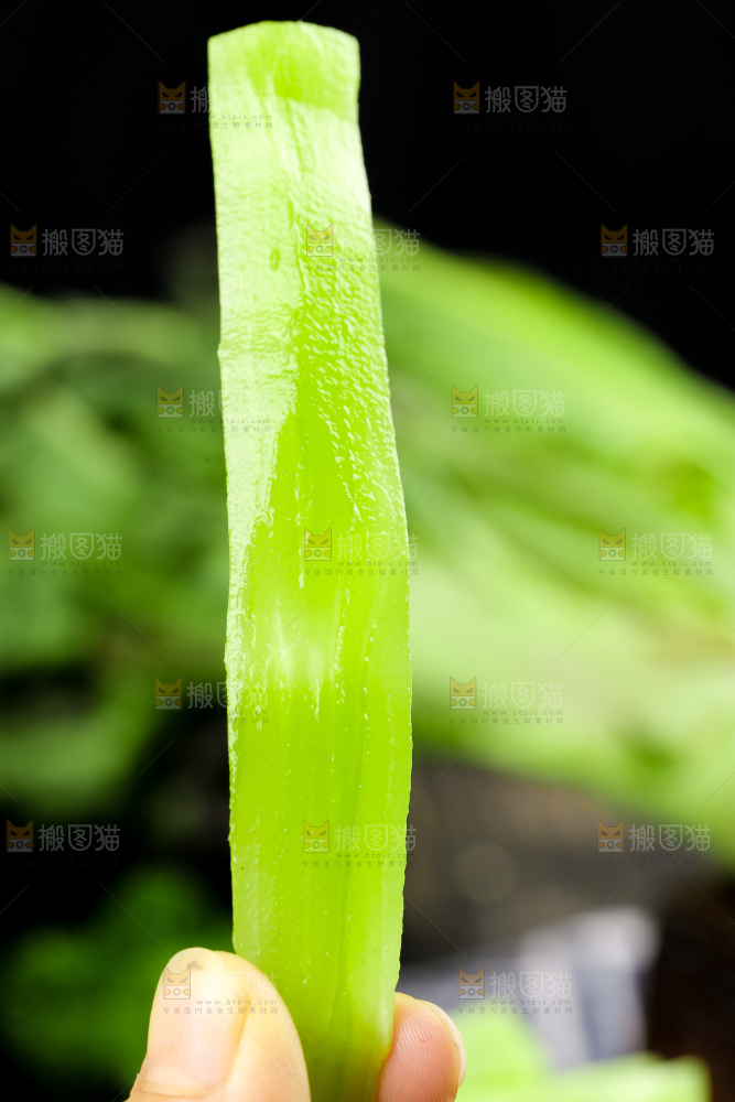 深底上摆放着莴笋