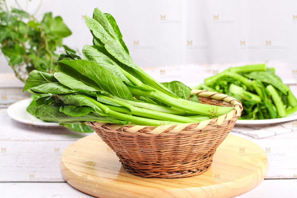 篮子里装着菜苔