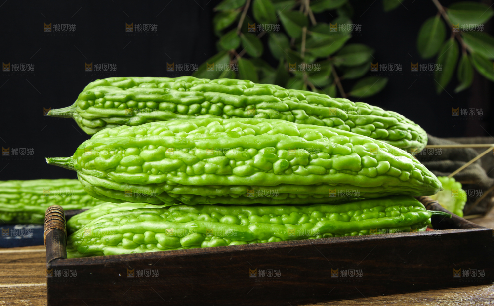木盒子里放着苦瓜