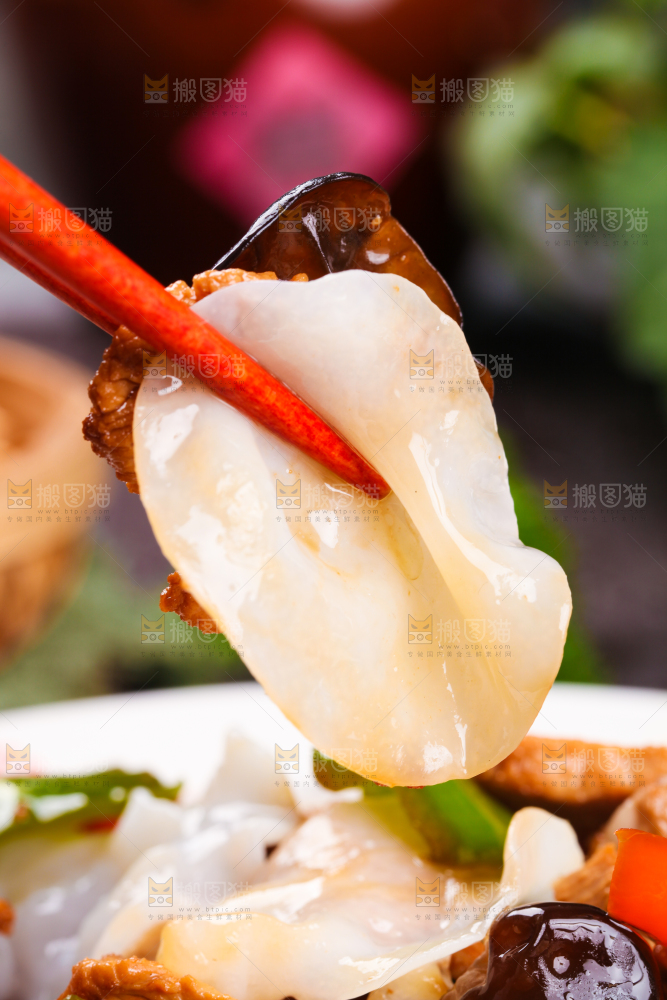 盘子里装着木耳炒肉
