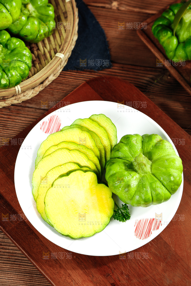 盘子里装着小麦瓜