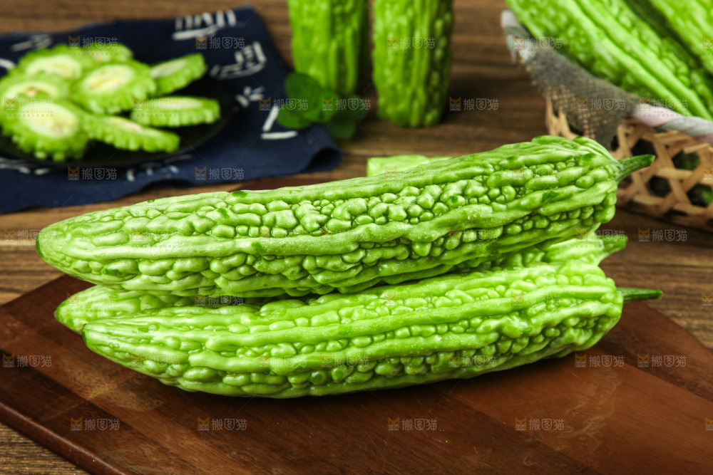 深底上摆放着苦瓜