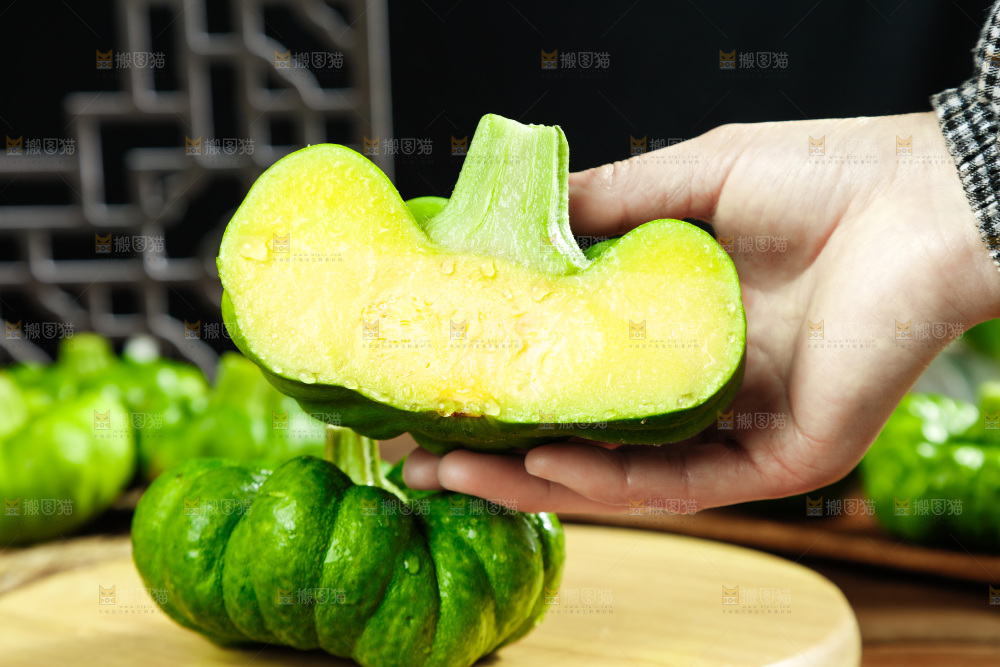手里拿着小麦瓜