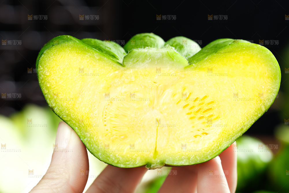 手里拿着姜柄瓜
