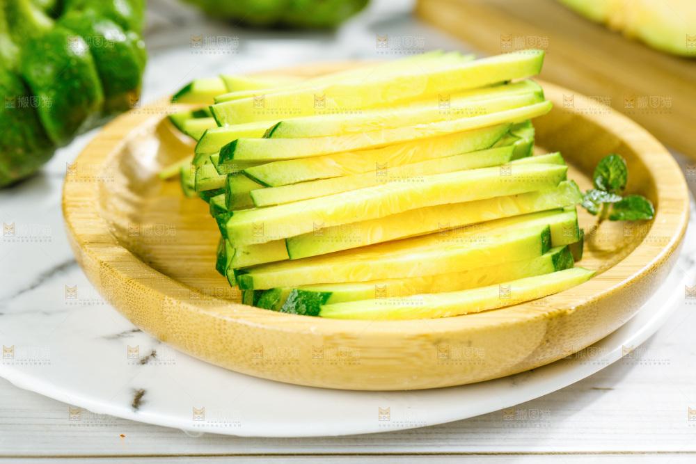 盘子里放着小麦瓜