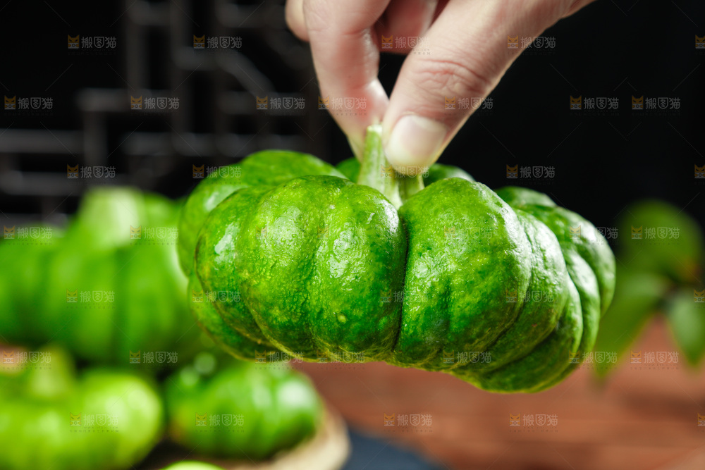 手里拿着姜柄瓜