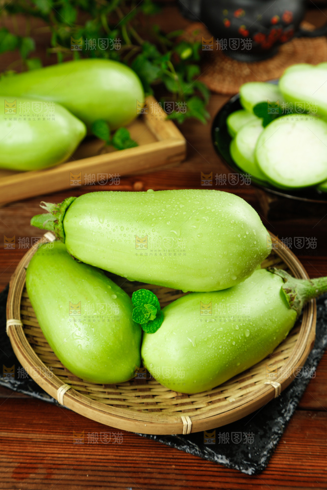 篮子里装着青茄子
