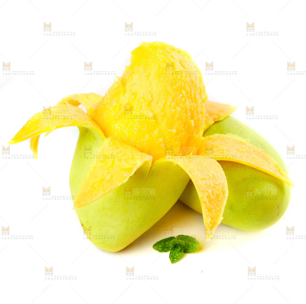 白底上放着芒果