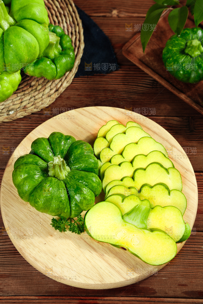 木底上摆放着小麦瓜