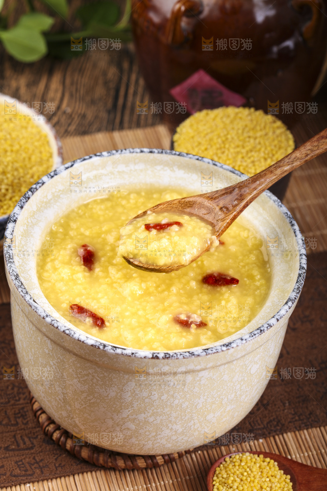 陶瓷盅里装着小米粥