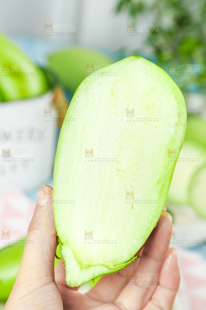 手里拿着青茄子